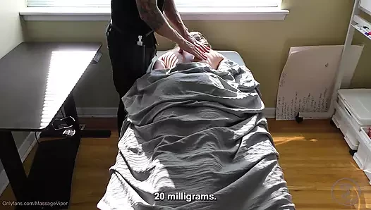 Exhibitionist Fit Massage Client Flashing the Masseur