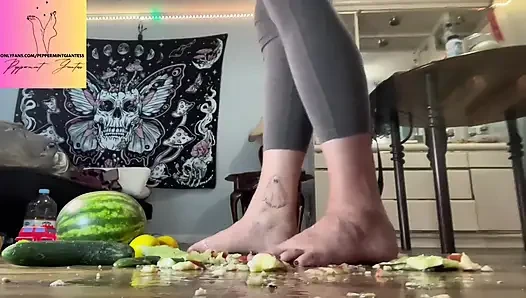 Size 16 Barefoot Fruit Crush Giantess Destruction
