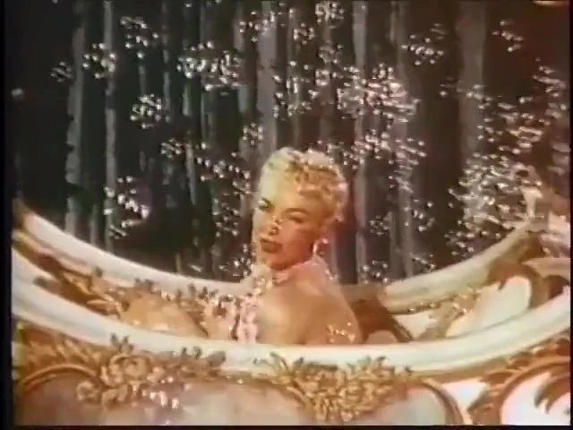 Bazı ateşli retro kızların dans edip kıyafetlerini çıkarlarını izleyin
