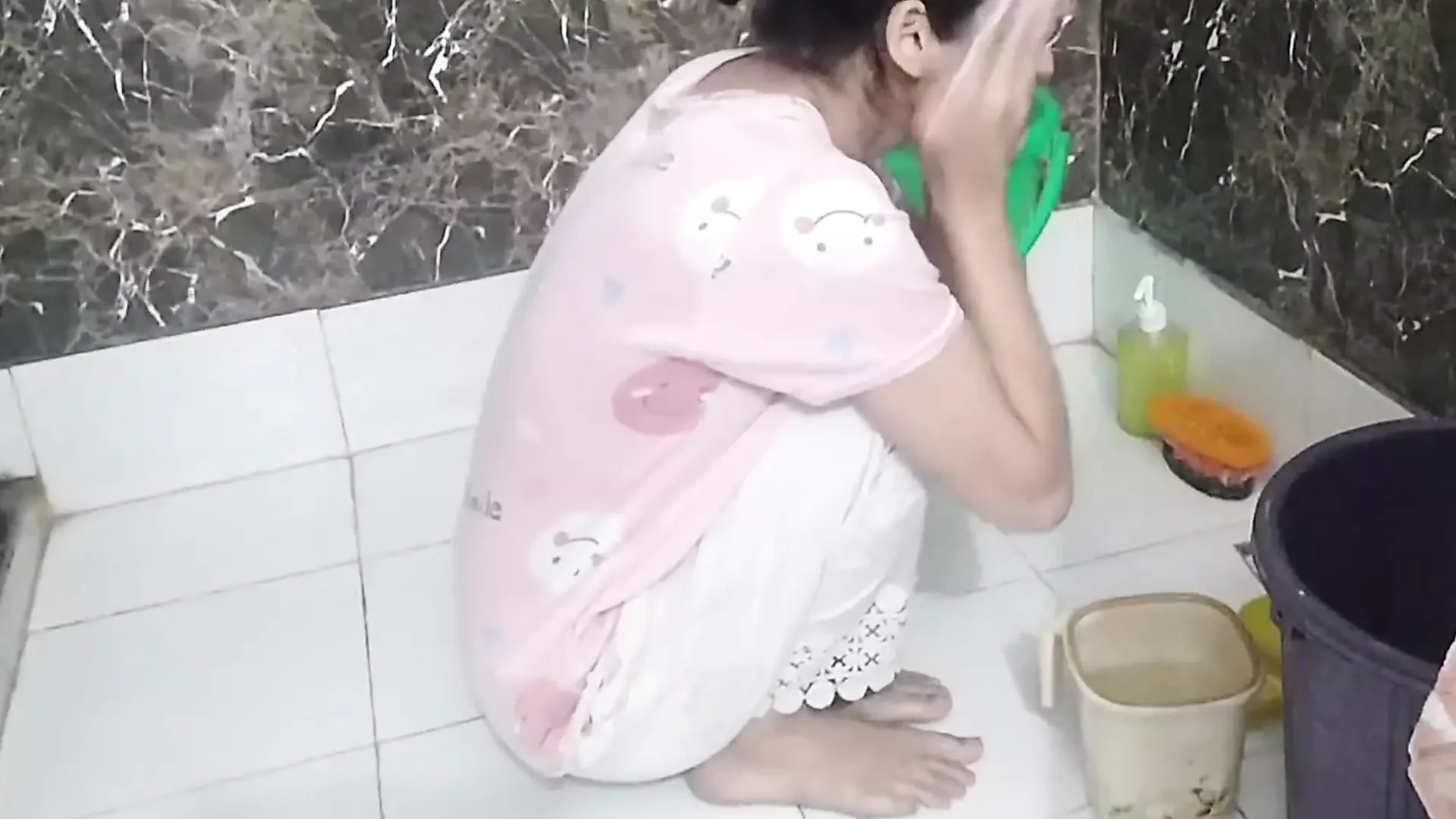Nahatr hue madam ji ka bathroom MMS video bna liya