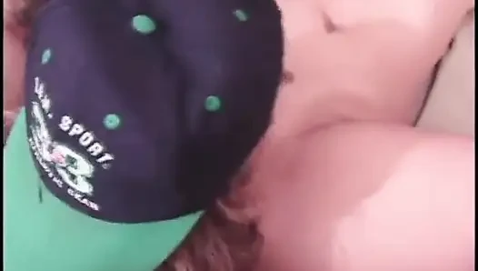 Si rambut cokelat tetek besar mendapat anal dan entot tenggorokan dari seorang pria di topi