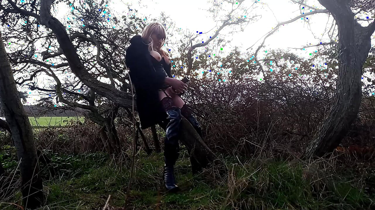 Crossdressed and Wanking Outdoors