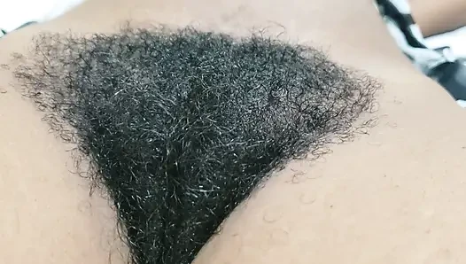 Amateur behaarte muschi MILF momente mit natürlichen kurven