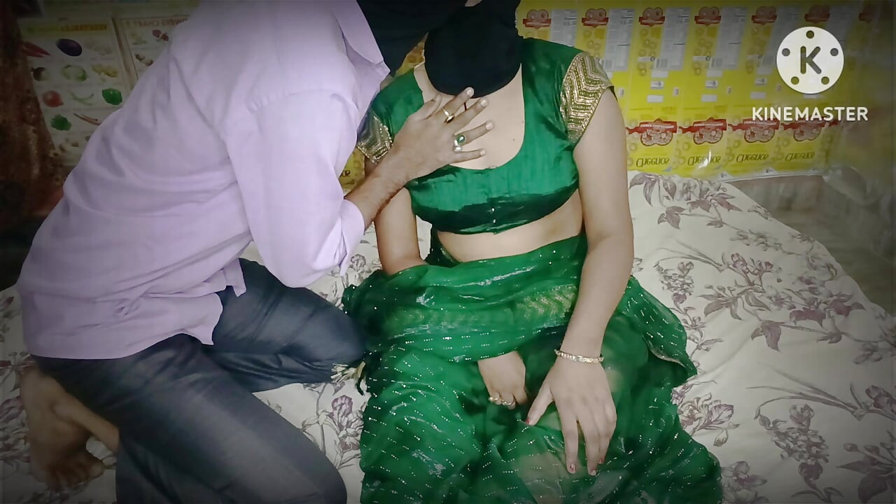 他在他哥哥面前拍了影片，而他哥哥和他朋友的哥哥發生了關係