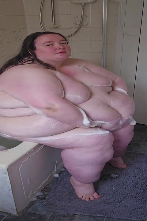 SSBBW Gudinne Bade på Bath Side