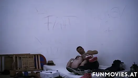 Edepsiz orta yaşlı seksi kadın yarağa biniyor