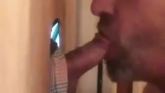 Baba zafer deliğine gizlice giriyor