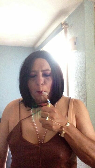 Fumando cigarro, chupando vibrador