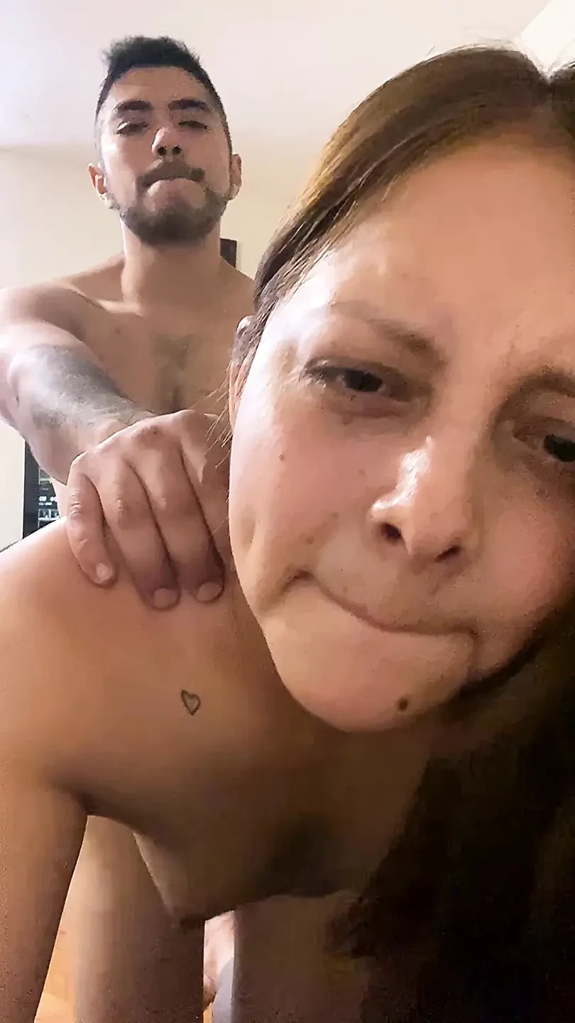 欲火中烧的拉丁和荡妇喜欢记录她的脸，同时像婊子一样被操