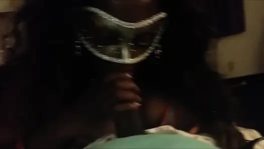 Maskierte milf auf den knien