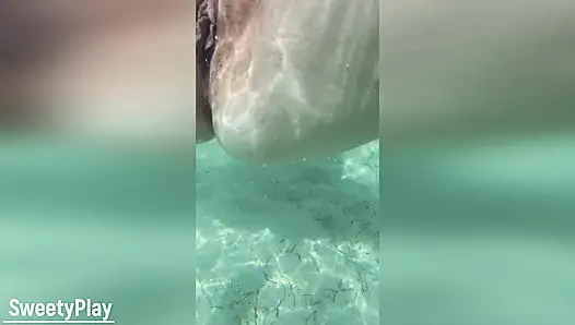 Fremder kommt in meine muschi am strand. Creampie unter wasser