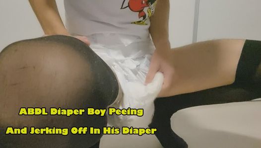 ABDL Diaper Boy fait pipi et se branle dans sa couche