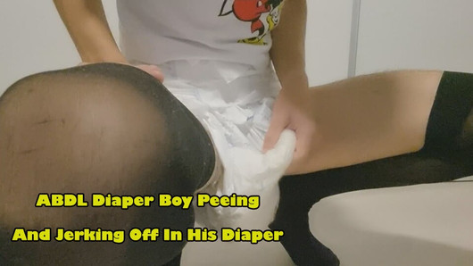 ABDL Pañal Joven Orinando Y Masturbándose En Su Pañal