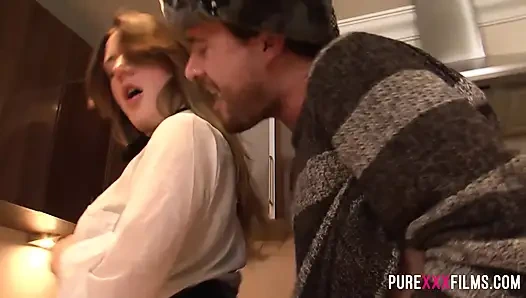 Tante seksi ngentot kayak jagoan di dapur