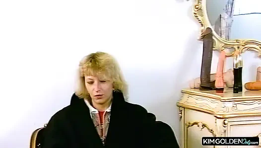 Blonde Verfuehrerin mit gigantischen Dildos