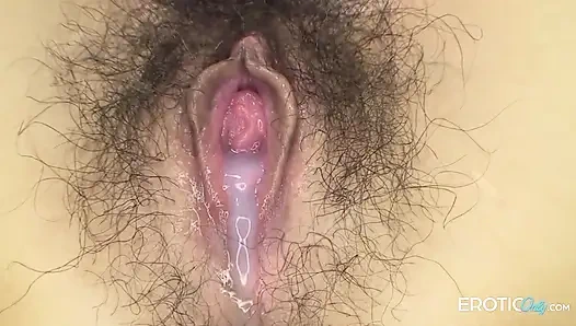 Мокрую волосатую киску уничтожил дилдо