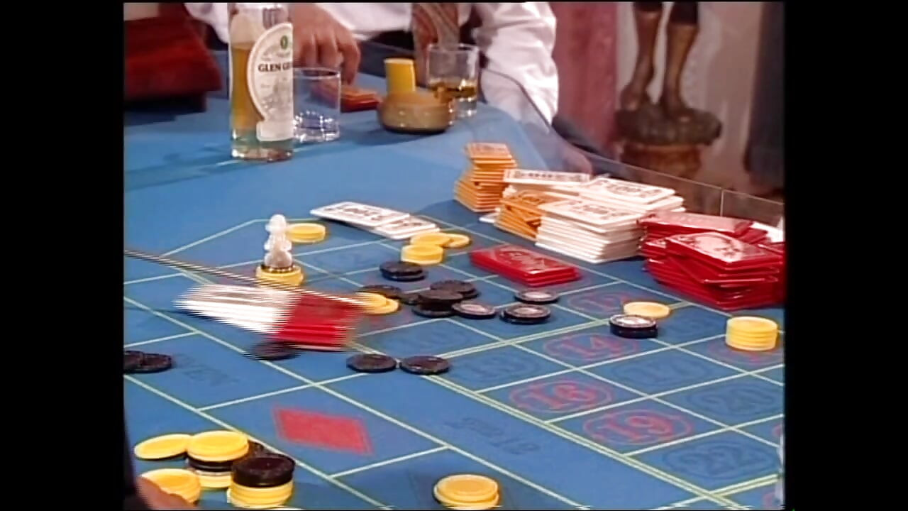 Zabava s analnim seksom i pušenjem kurca