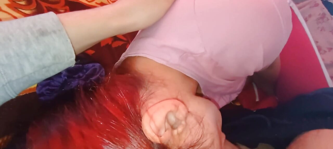 我在嘴里操我的继女，并在她嘴里射精