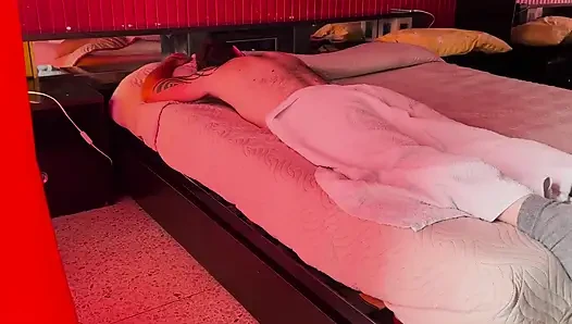 Шлюховатая массажистка сидит на лице клиента и принимает его член в ее задницу до последней капли