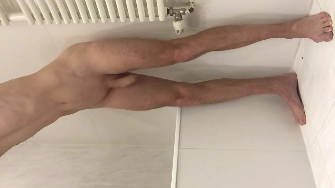 Gozando enquanto o vibrador da parede fode minha bunda