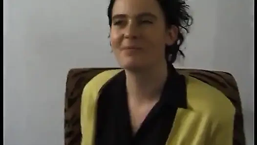 Cewek semok rambut cokelat dientot di ruangan casting