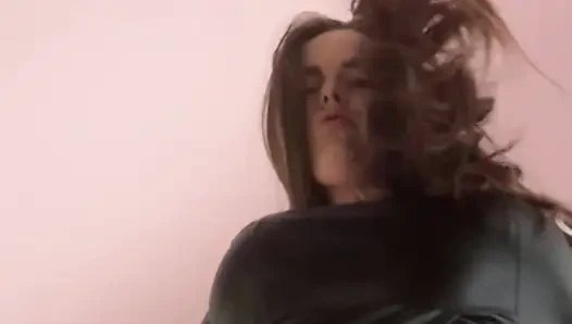 Sahibe Kate takma yarakla götünü temiz tutuyor ve ağzını açıyor