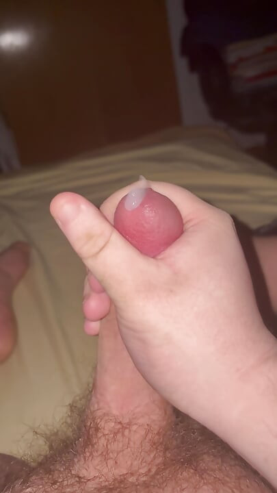 トニングはオーガズムに達するために手を動かした