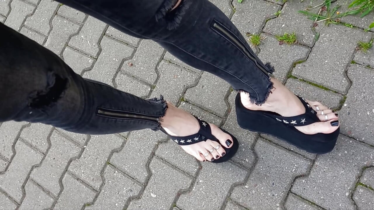 I show my feet in public on the street
