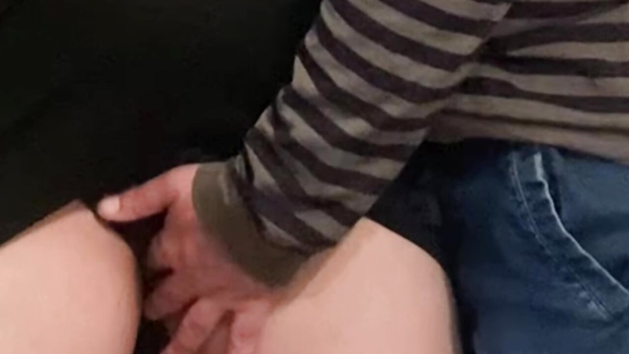 Azgın sapık kız herkesin içinde elbisenin altında parmaklıyor