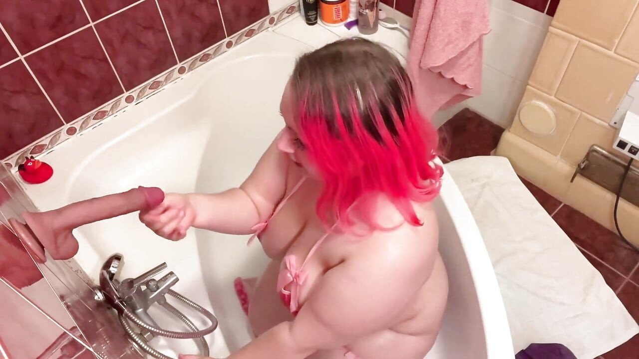 Muia neglijentă a unei femei mari și frumoase maghiare pe vibratorul ei realist
