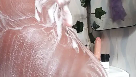 Duşta Banyo, Göğüslere Masaj Yapıyor Ve Domaltarak Amcık Götünü Parmaklıyor