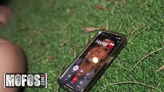 Mofos - yığılmış genç kırmızı Eviee koca yaraklı burrito kamyon işçisiyle erkek arkadaşını aldatıyor ve göğüslerine büyük bir döl alıyor