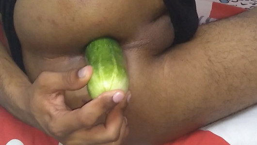 Destruindo minha bunda apertada com pepino