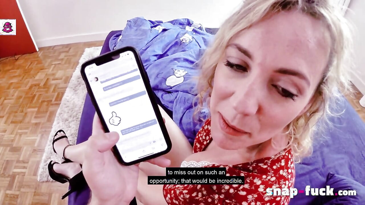 Mya y Candy Love comiendo coño y siendo folladas en un trío Snap-A la mierda