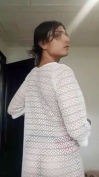Wunderschöner Femboy Läuft Nackt Und Gewachst Durch Sein Haus, Spielt Mit Seinem Schwanz Und Masturbiert Seinen Anus