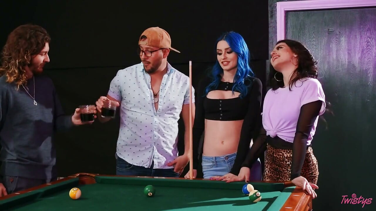 Twistys - alt pool sharks jewelz blu ve aubree valentine keçeye boşalıyor