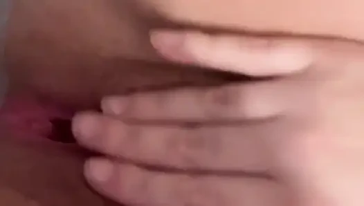 İşerken kıllı amımı parmaklıyorum