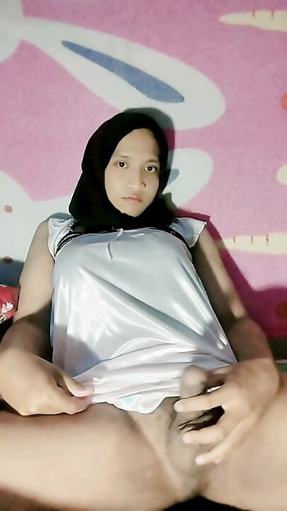 Waria hijab cantik keenakan  anal pake terong