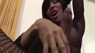 Grande pau travesti masturbação