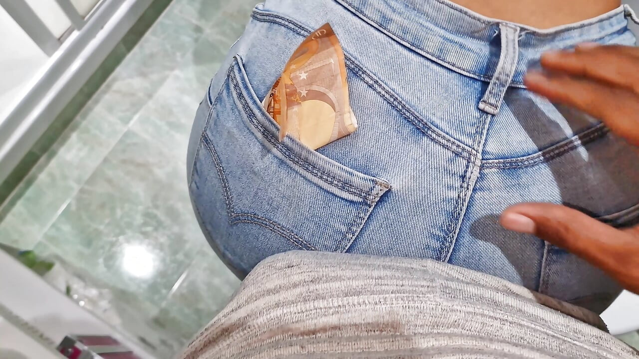 SEXO POR DINERO - Le pago dinero a la sirvienta Mexicana amiga desconocida de mi mujer para follar mientras limpiaba el baño