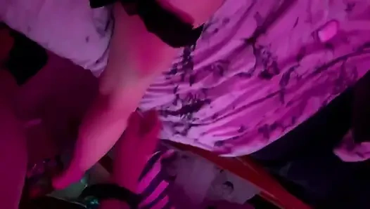 Интимный момент настоящей пары под красным светом