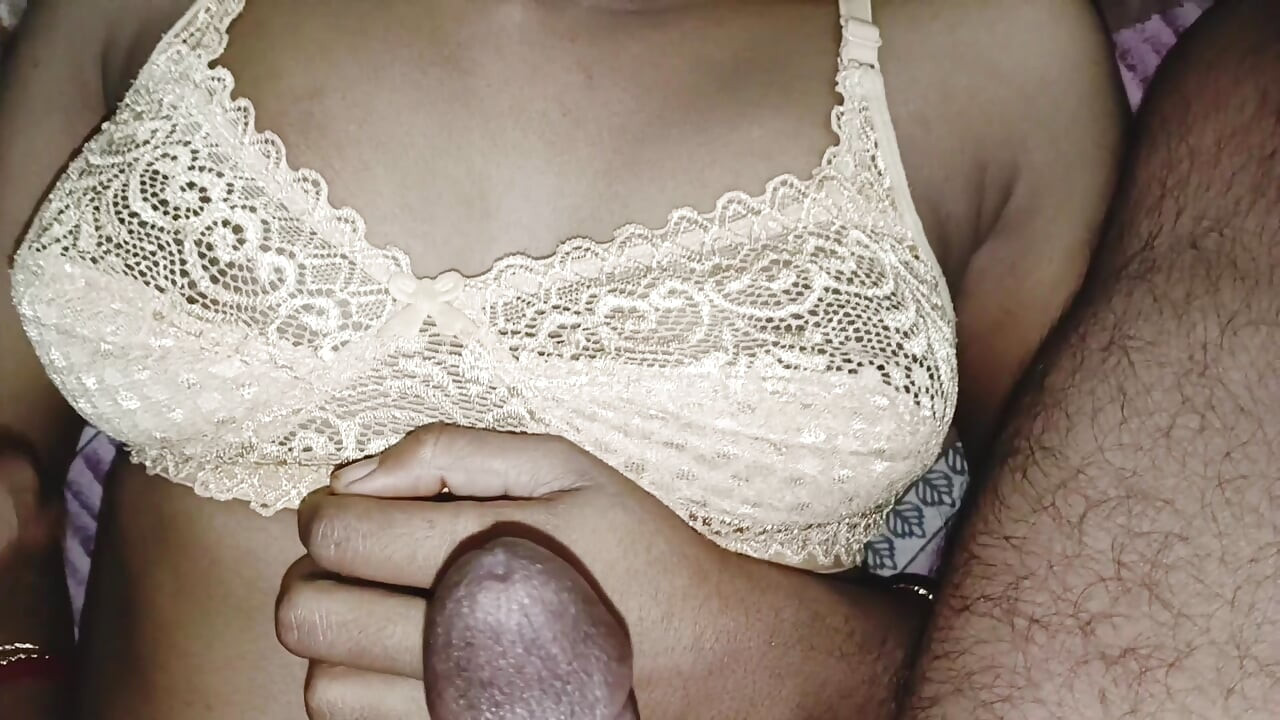 Casal indiano romântico em momentos apaixonados na noite