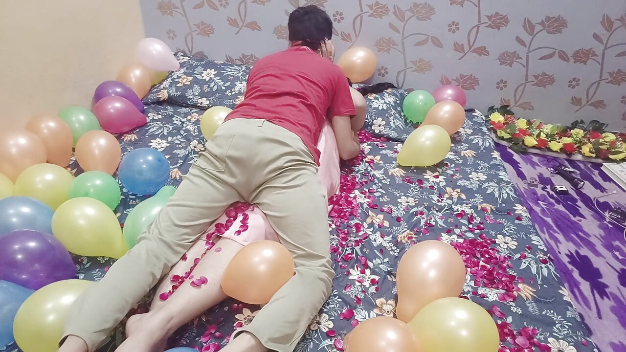 Minha namorada da faculdade me deu uma surpresa quente na noite de aniversário - sexo apaixonado com pétalas de rosa &balões, caseiro real