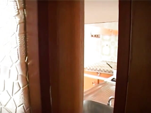 Un étalon bi se fait baiser le trou du cul par un étalon pendant qu'il baise la chatte d'une salope dans la cuisine