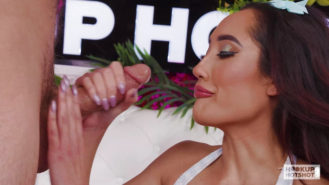 Chloe Amour preña con una lluvia dorada después de una cogida anal