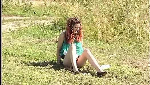 Vollbusige rothaarige teenagerin hebt kleid im freien