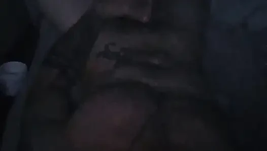 Azgın sikici mastürbasyon yapıyor