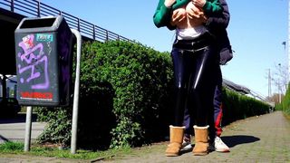 Uma garota pública com leggings de couro chupa pau e faz sexo