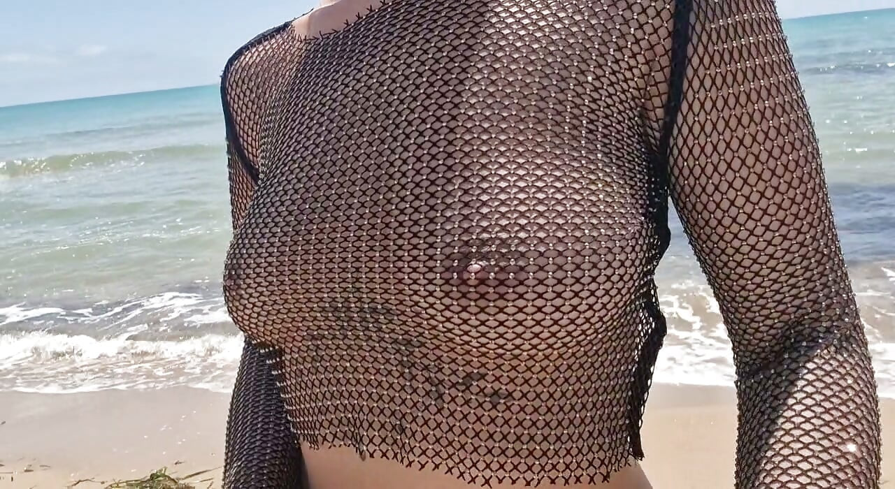 mostrando peitos e buceta na praia