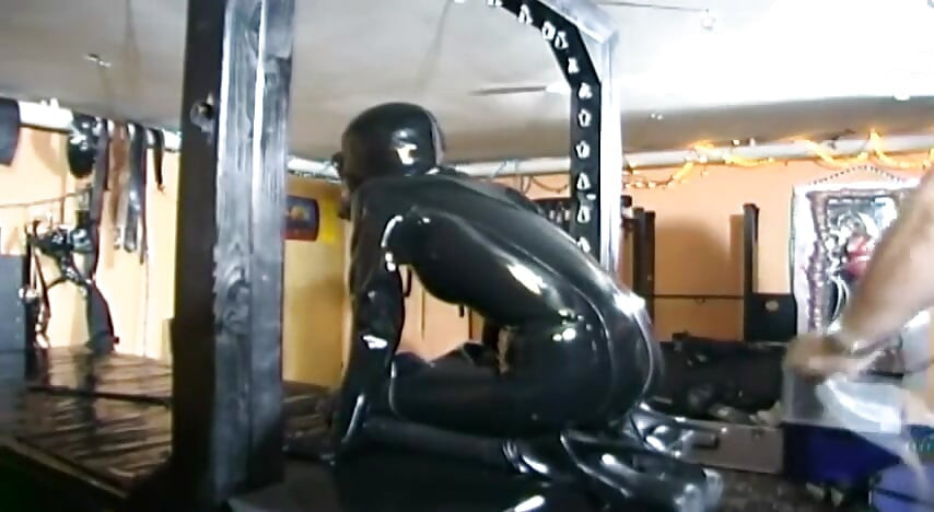 Robie extremă pentru curvă cu fetiș cu latex